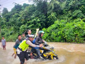 Tingginya Intensitas Curah Hujan, Akibatkan Ruas Jalan Merdeka KM 10 Banjir.