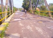 Aspal Jembatan Desa Pandang Dulang Sudah Mengalami Kerusakan Yang Cukup Parah