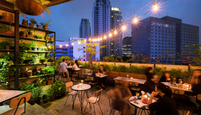 Restoran Rooftop Terbaik di Jakarta 2025 | 12 Tempat Dinner Dengan View Kota Paling Spektakuler