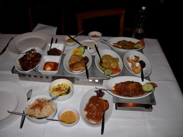 Pengunjung membaca menu restoran