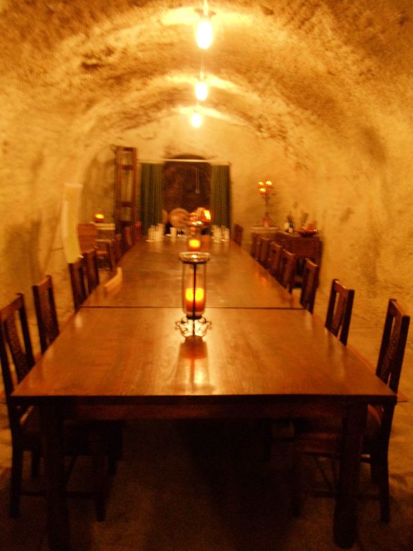 Suasana restoran untuk makan bersama