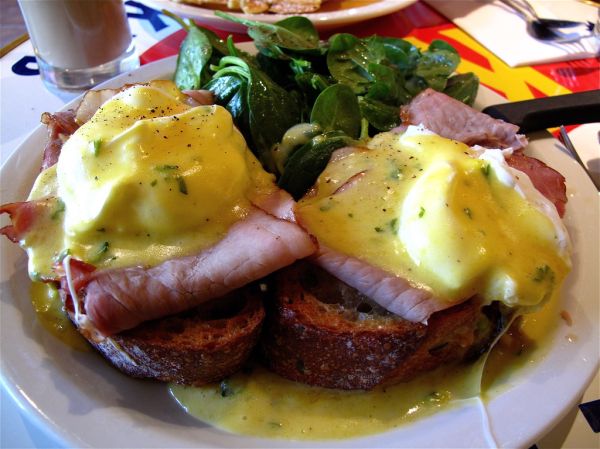 Plating brunch dengan telur dan saus hollandaise