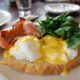 Hidangan brunch eggs benedict