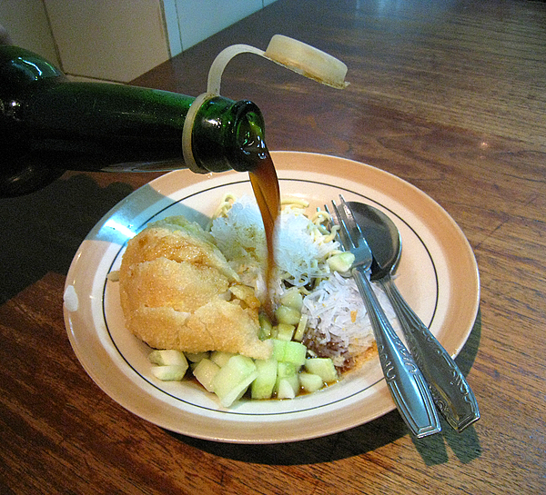 Sajian pempek kuah cuko dengan pelengkap