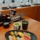 Platter sushi di restoran Jepang
