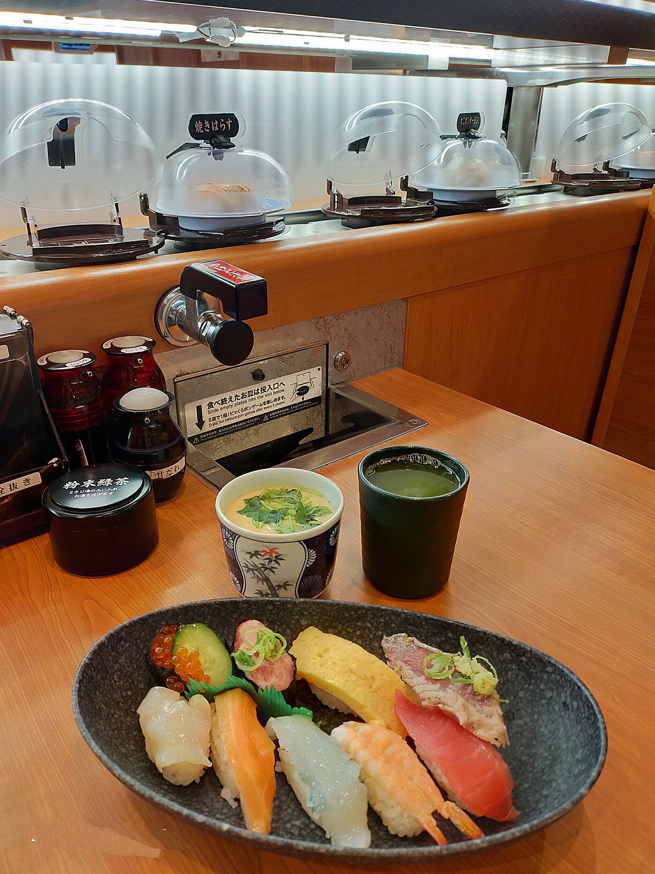 Platter sushi di restoran Jepang