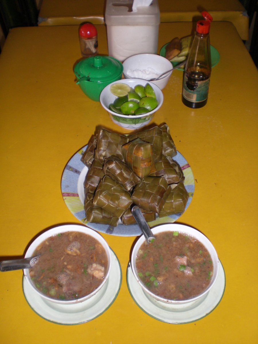 Coto Makassar disajikan bersama ketupat sebagai menu sarapan khas