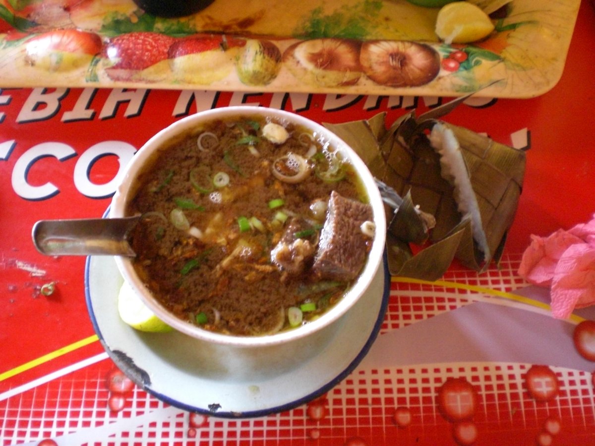 Semangkuk coto Makassar sebagai menu sarapan khas Sulawesi Selatan