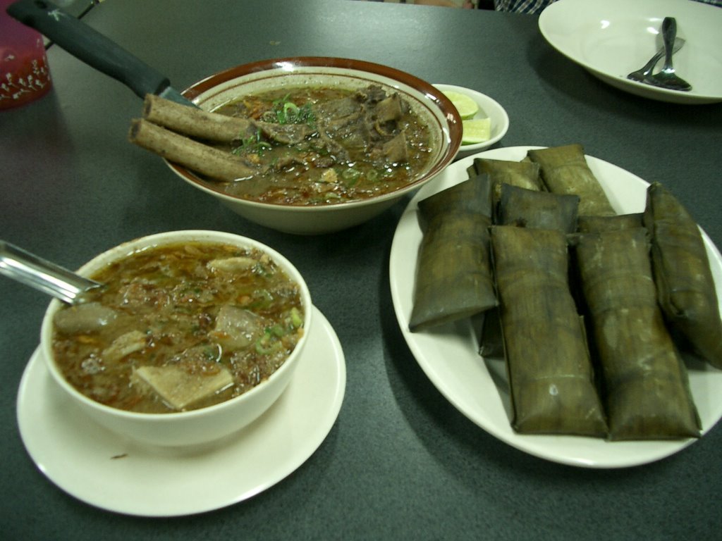 Set menu restoran dengan sajian berkuah khas Indonesia