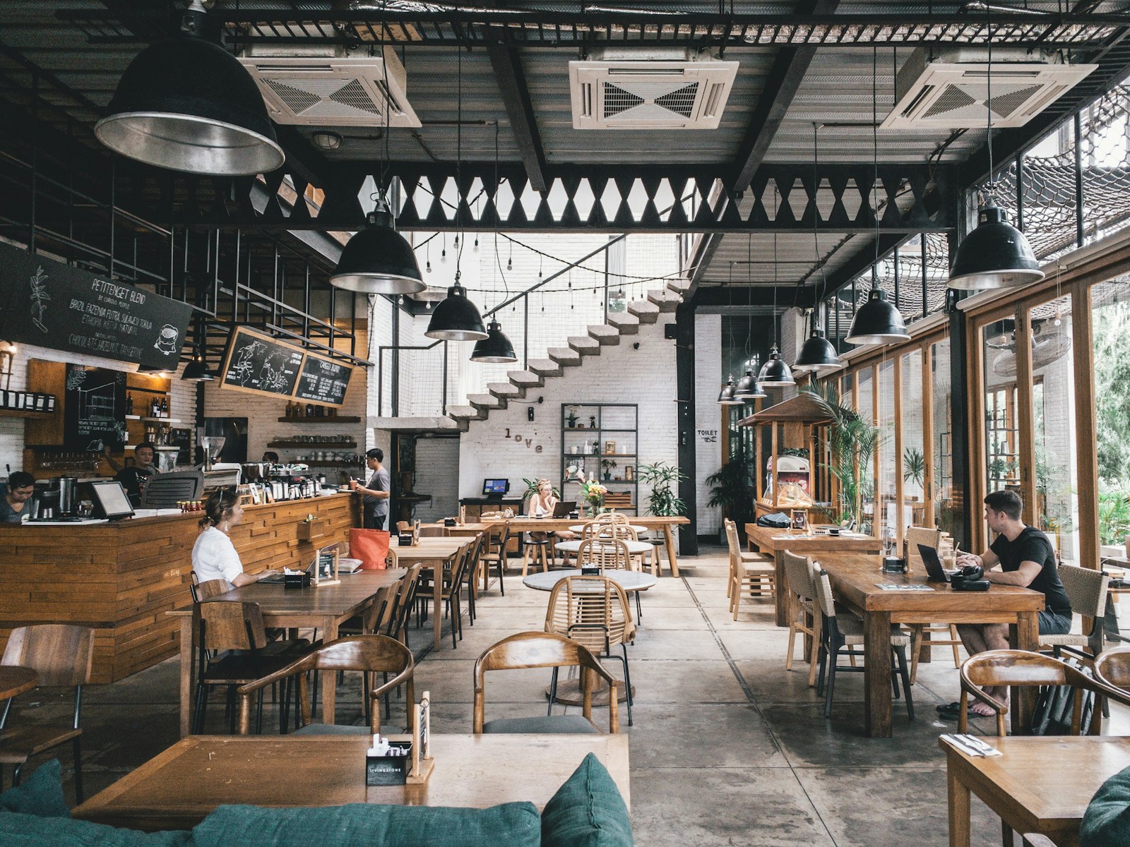 Suasana meja makan malam di restoran Bandung