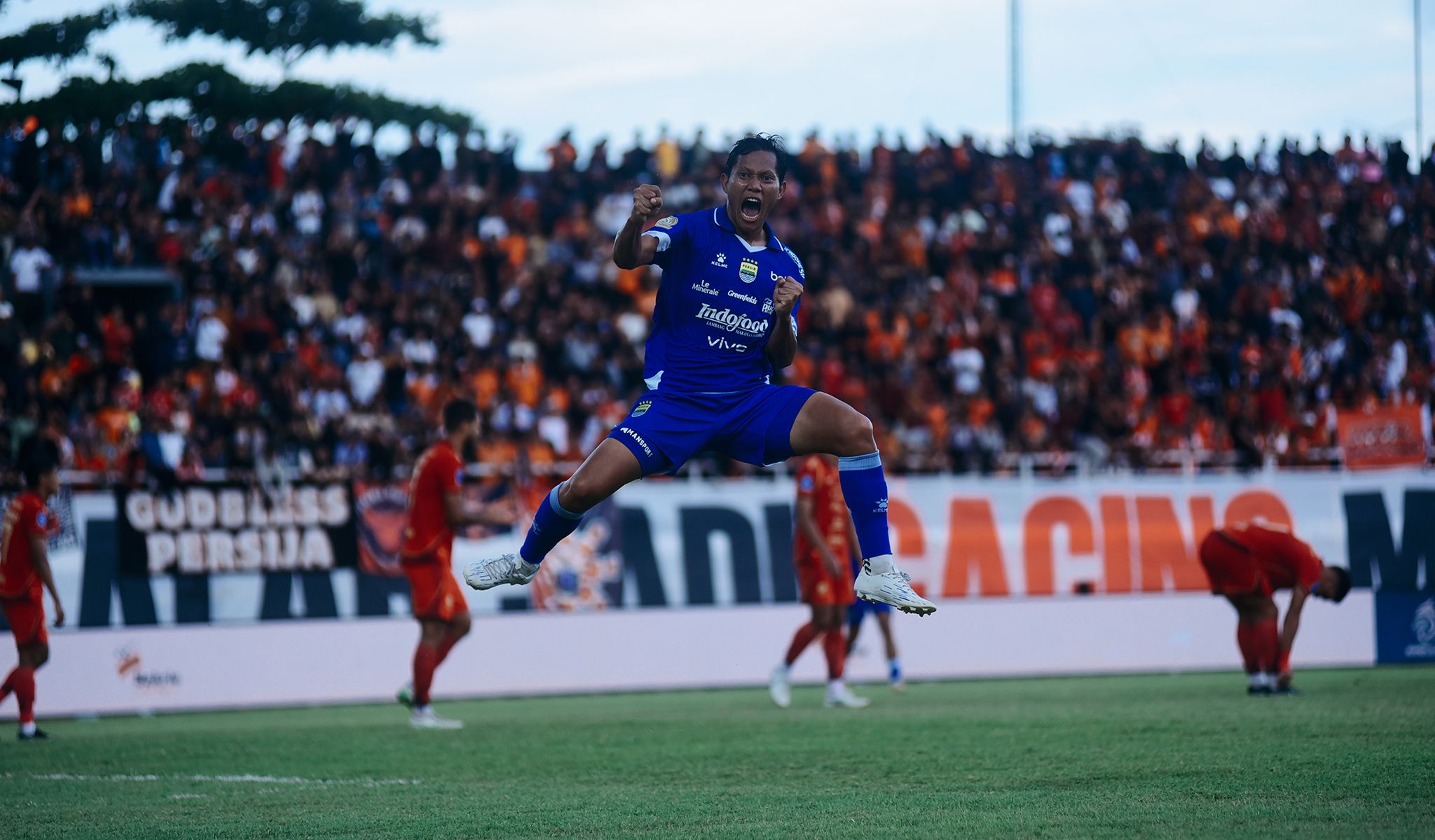 Pemain Persib merayakan gol sebelum laga PSM vs Persib di Super League 2025/2026